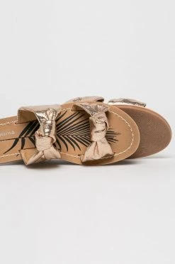 Σαγιονάρες Pepe Jeans - Παντόφλες Malibu Laces χρυσαφί -Pepe Jeans Sales Store unnamed file 3245